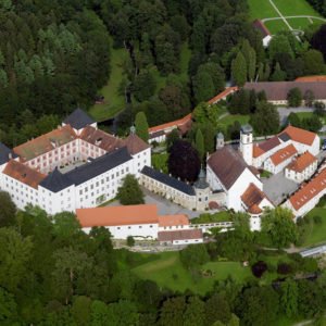 Luftansicht von Schloss Wolfegg, Stiftskirche und Alte Pfarr