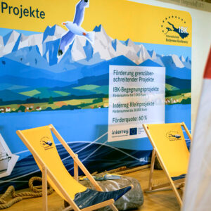 Die Standinszenierung macht den IBK-Kleinprojektefonds als grenzüberschreitende Einladung zu neuen Projekten sichtbar.