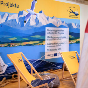 Die Standinszenierung macht den IBK-Kleinprojektefonds als grenzüberschreitende Einladung zu neuen Projekten sichtbar.