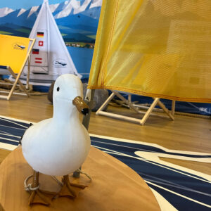 Maritime Details wie Möwen, Segel, Seile und Liegestühle übersetzen das Motto „Frischer Wind für eure Projekte“ in den Raum