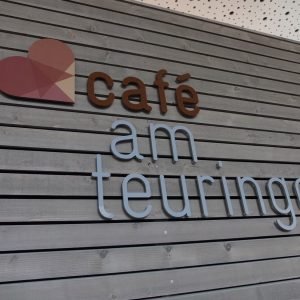 „Café am Teuringer“: Logomarkierung mit Acrylbuchstaben