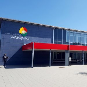 Ansicht der Gemeinschaftsschule Waldburg-Vogt mit neuem Logo und rot markierter Attika