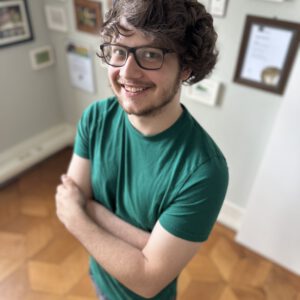Elias Zumbiel hat seine Ausbildung zum Mediengestalter bei d-werk erfolgreich abgeschlossen.