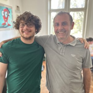 Elias Zumbiel mit Tom Maier, der ihn als Ausbildungsverantwortlicher durch seine Ausbildung begleitet hat.