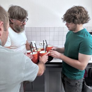 Im d-werk wurde mit Eiskaffee auf Elias’ erfolgreichen Ausbildungsabschluss angestoßen.