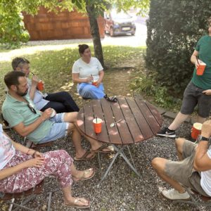 Gemeinsamer Rückblick im Agenturgarten: Das d-werk-Team stößt auf Elias’ erfolgreichen Abschluss an.