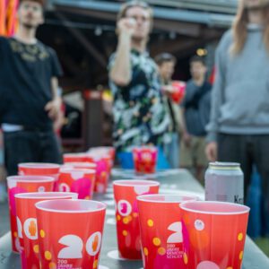 Das Jubiläumsdesign war beim Fest sichtbar: auf Shirts, Bechern und weiteren Gestaltungselementen.