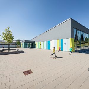 Blick auf den Schulhof der Gemeinschaftsschule Waldburg-Vogt mit Turnhalle