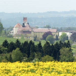 Das Kloster Reute, eingebettet in die oberschwäbische Landschaft