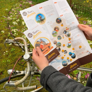 Das Faltblatt zur Tour de Hamma stellt das Projekt und die Teilnahme vor; die große Karte zeigt die Tour anhand der einzelnen Etappen.